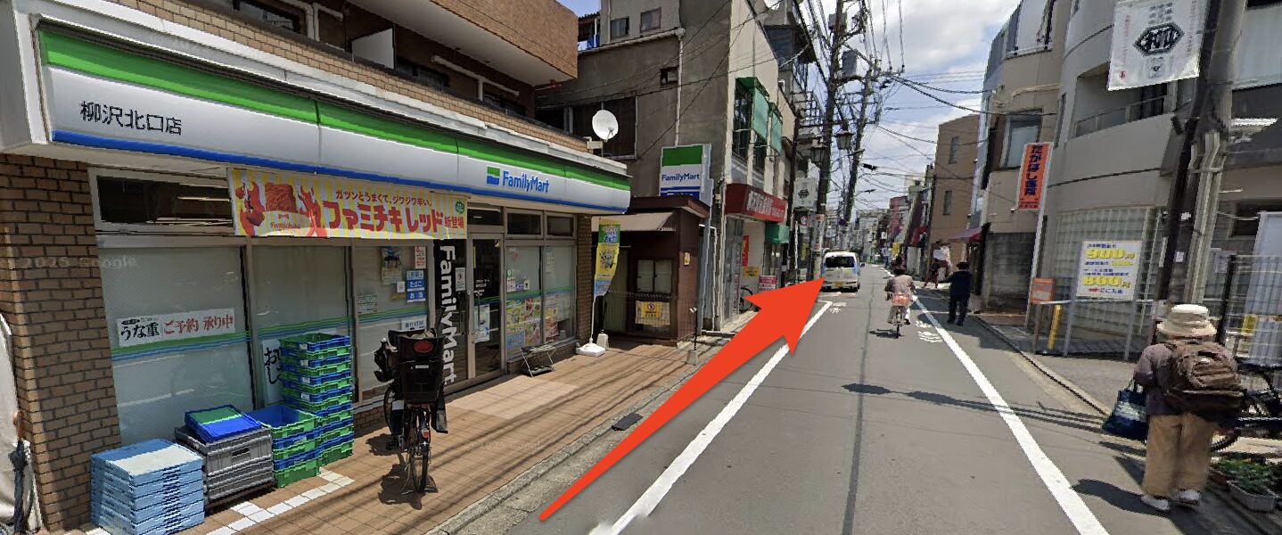 ファミリーマートを左に見て都道8号線を直進
