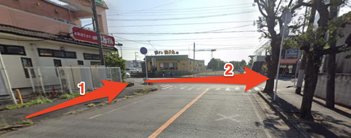 交差点で右の横断歩道を渡る
