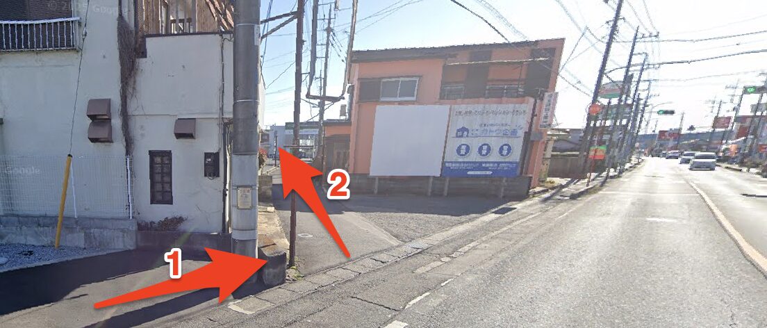 路地を左斜め方向へ進む