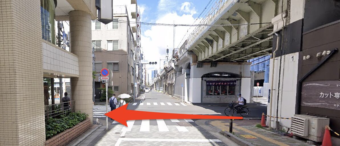 ビルの入口へ横断歩道を渡る