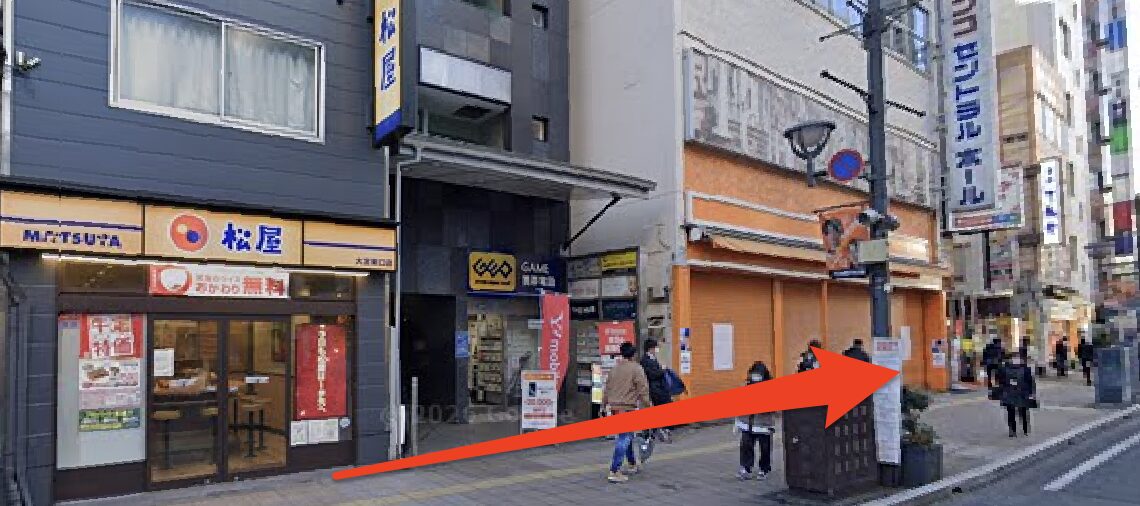 松屋を左に見ながら直進する