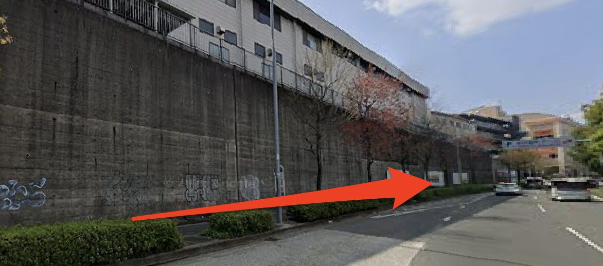 県道102号線沿いを直進