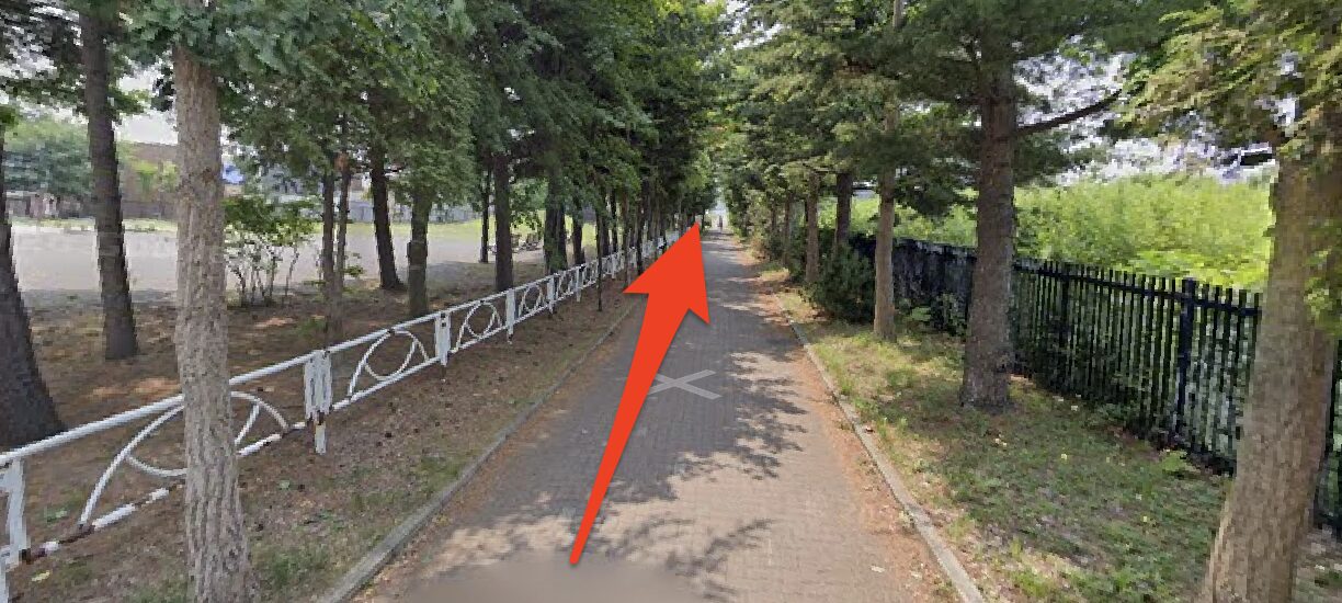 厚別東駅前公園を左に見て直進