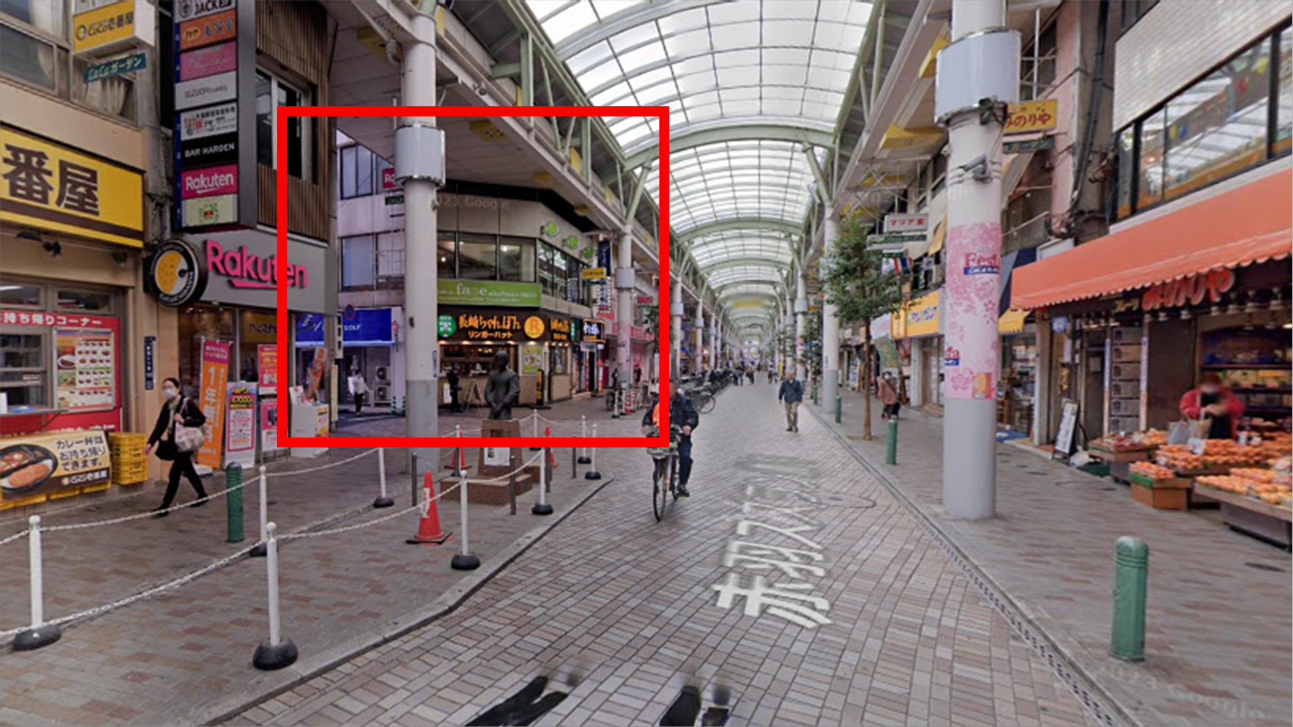 商店街を約20m進んだ左手角の冨士屋ビル。地下1階にスマートゴルフ赤羽店がある