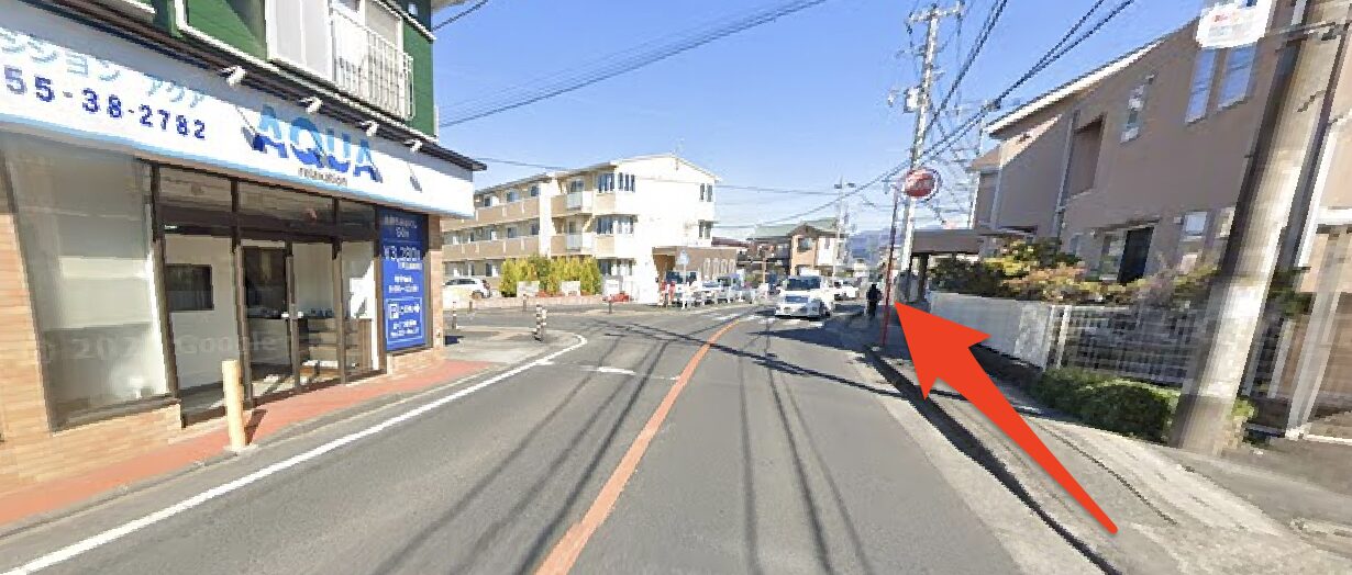 リラクゼーションアクアを左に見て直進