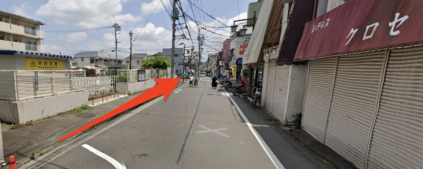 クロセ洋品店を右に見て都道8号線を直進
