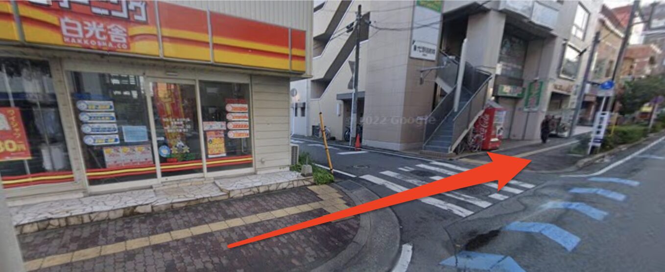 白光舎を左に見て直進