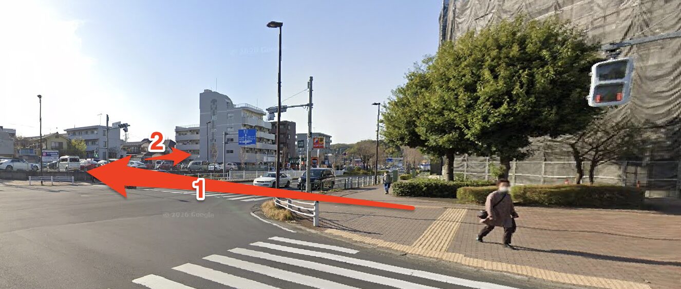 交差点で横断歩道を渡り右折