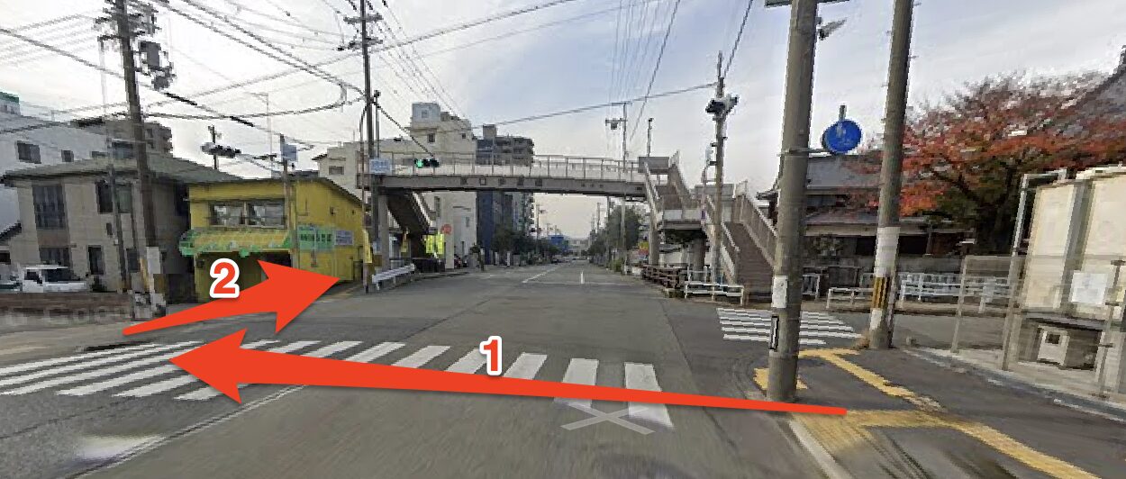 チキンゴルフ姫路店へのアクセス|交差点で横断歩道を渡る
