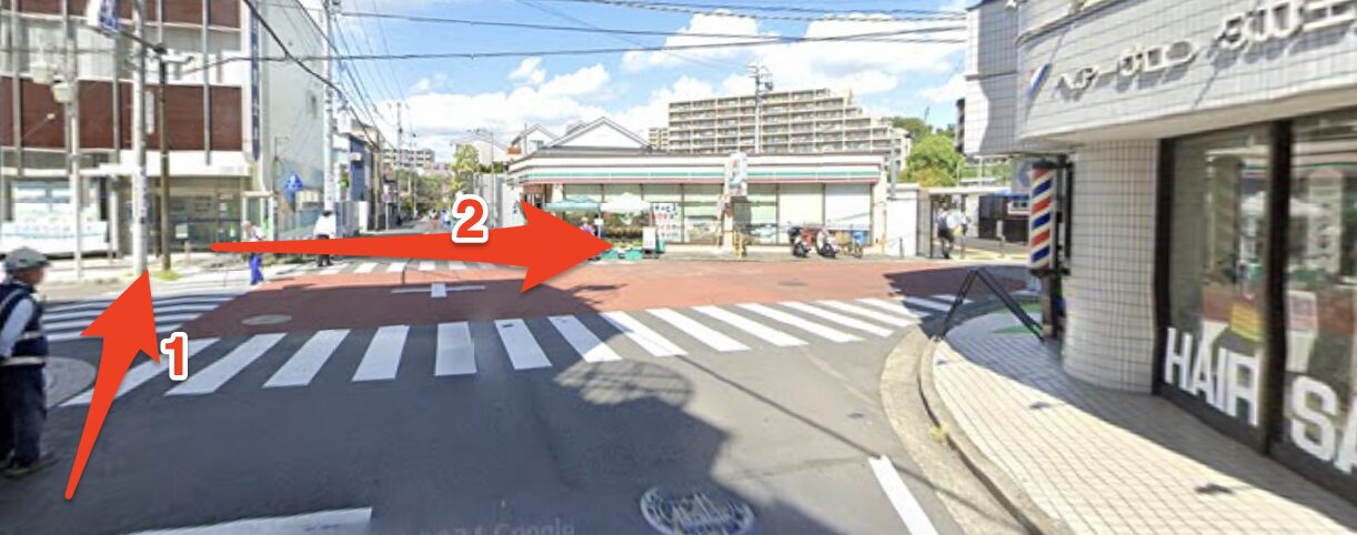 交差点の横断歩道を渡る