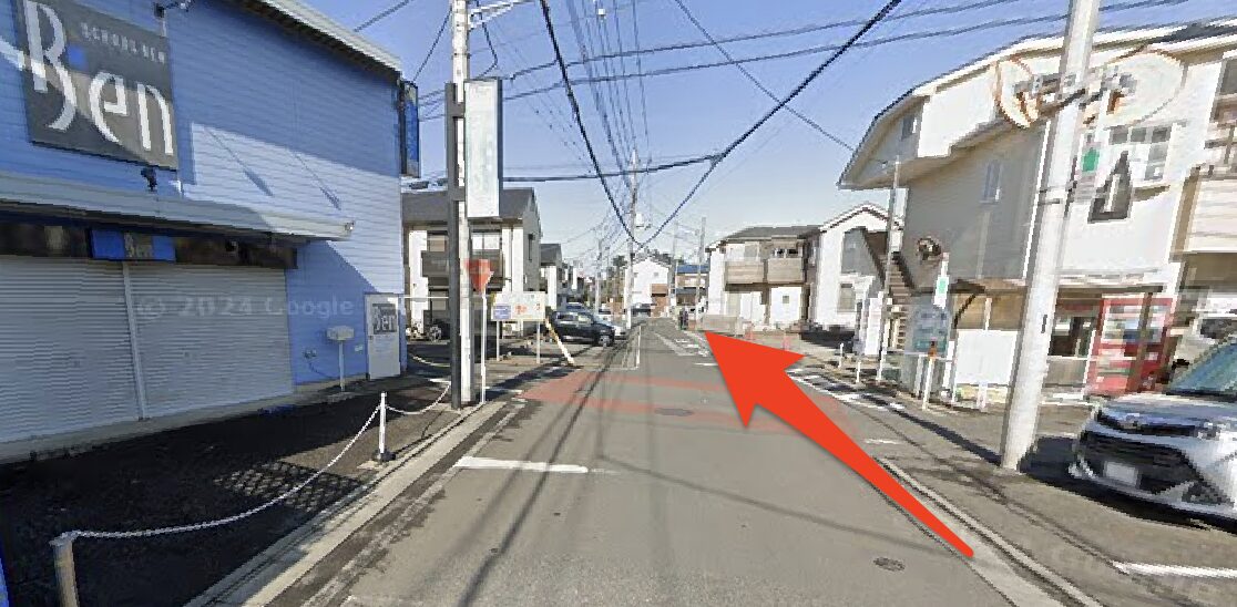 スクールベンを左に見て直進