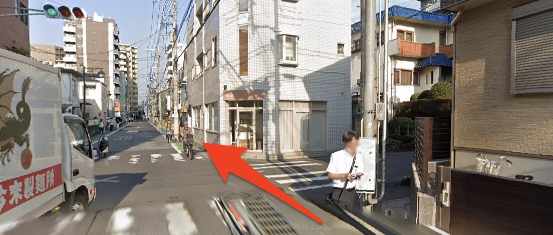 交差点の横断歩道を渡り直進