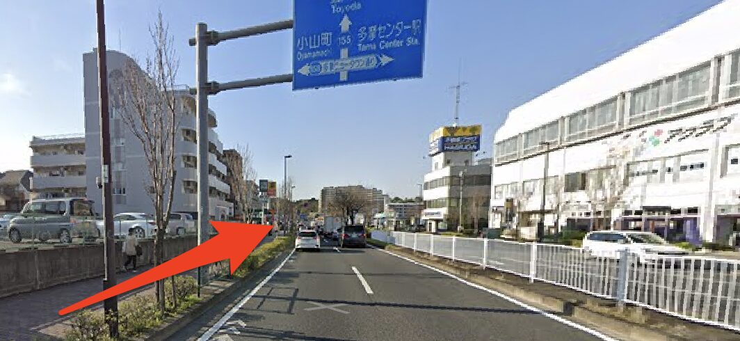 多摩ニュータウン通り沿いを直進