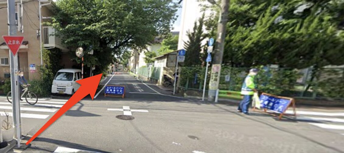 交差点の横断歩道を直進