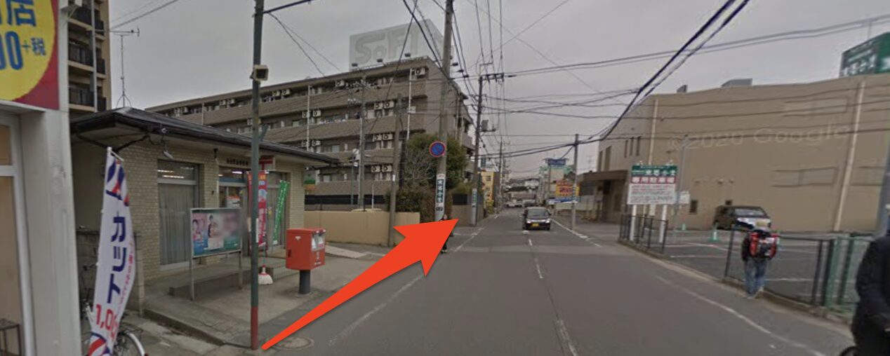南柏駅前郵便局を左に見て直進