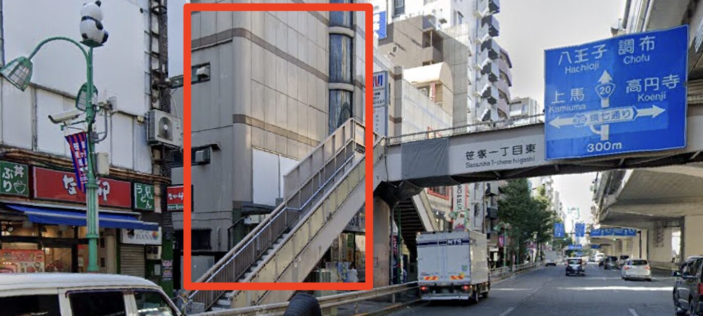 サンクチュアリゴルフ笹塚店が入ったビルが見えてくる