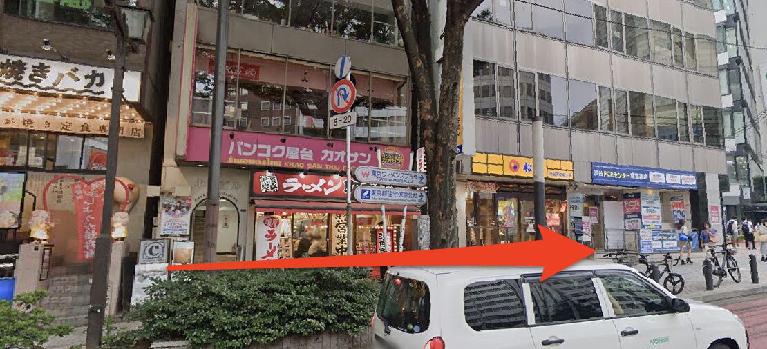 バンコク屋台を左に見ながら直進する