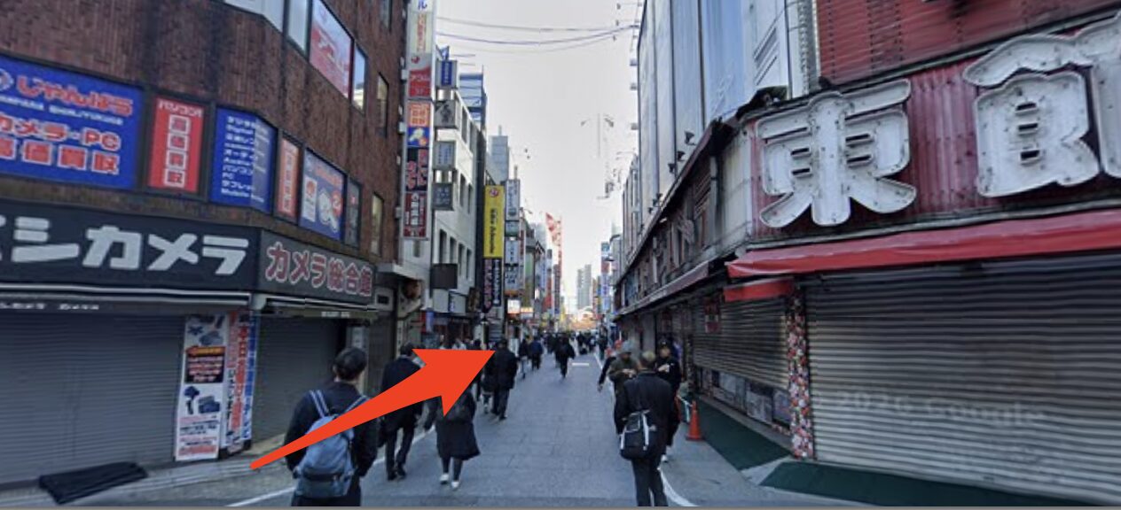 ヨドバシカメラの間を直進する