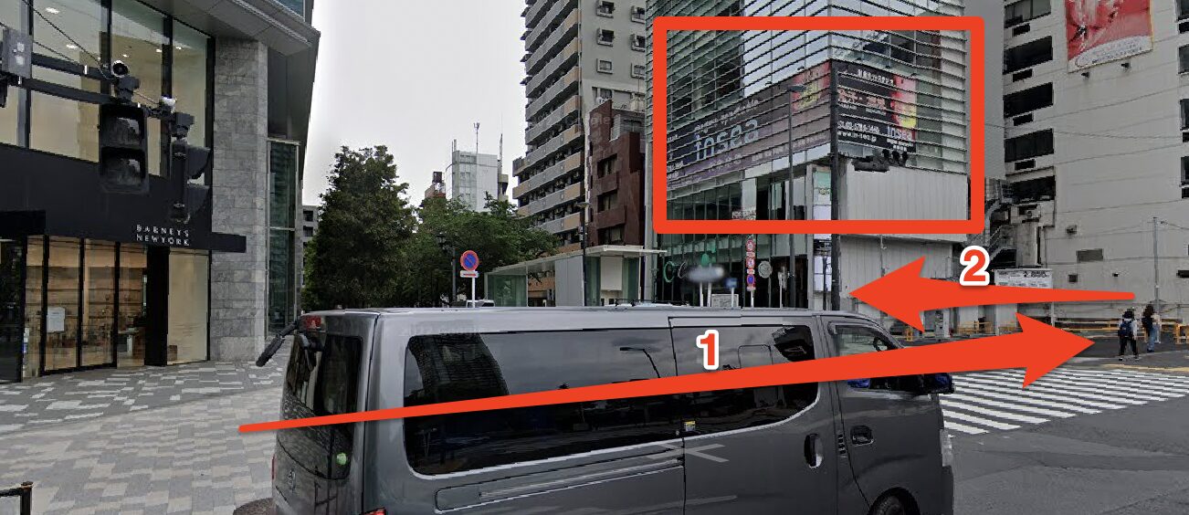 交差点を直進して左折した先にあるサンクチュアリゴルフ六本木店の入るビル