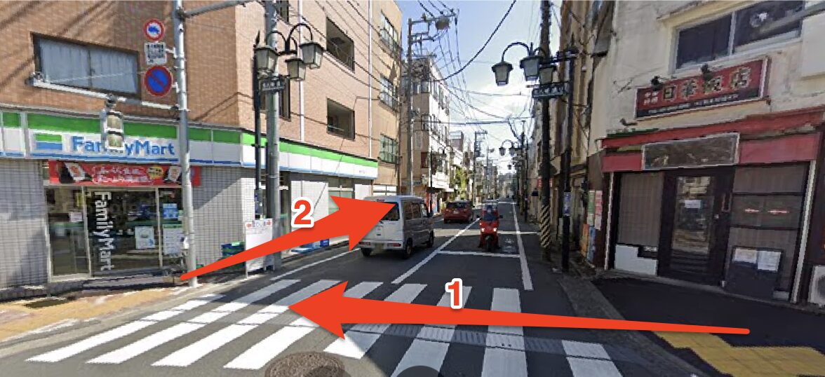 交差点でファミリーマート側へ渡り右折する