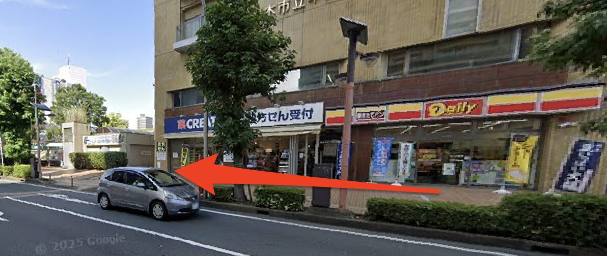 デイリーヤマザキを右に見て直進