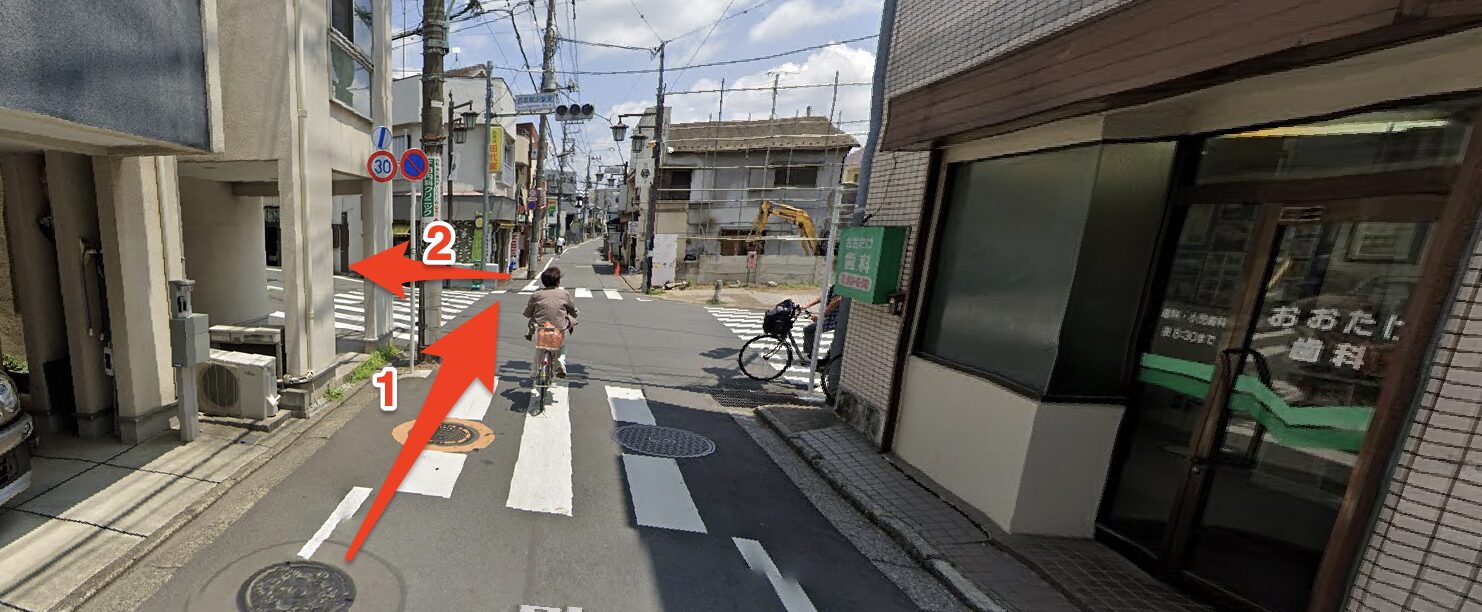 おおたに歯科医院の交差点を直進し伏見稲荷通りへ左折
