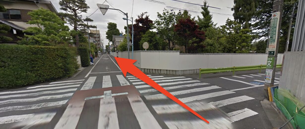 横断歩道を直進する