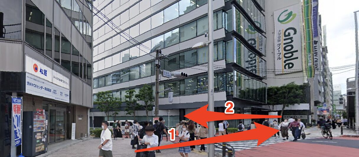 交差点で横断歩道を渡って左折する