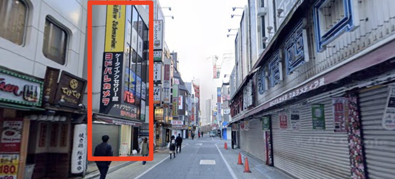 サンクチュアリゴルフ新宿西口店が入ったビルが見えてくる