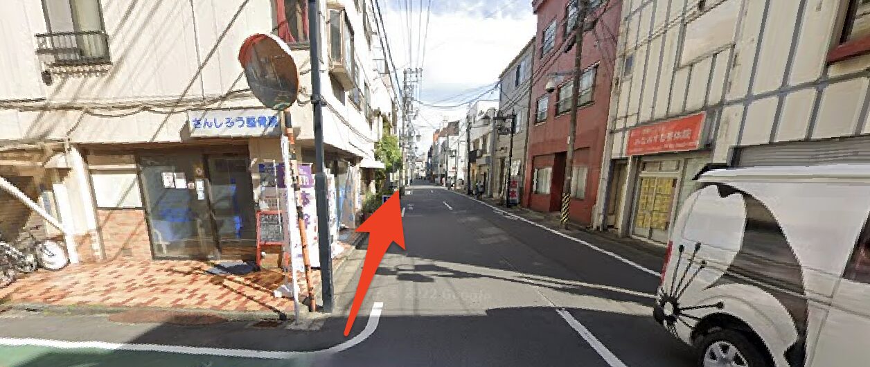 さんしろう整骨院を左に確認しながら元八幡通りを直進する
