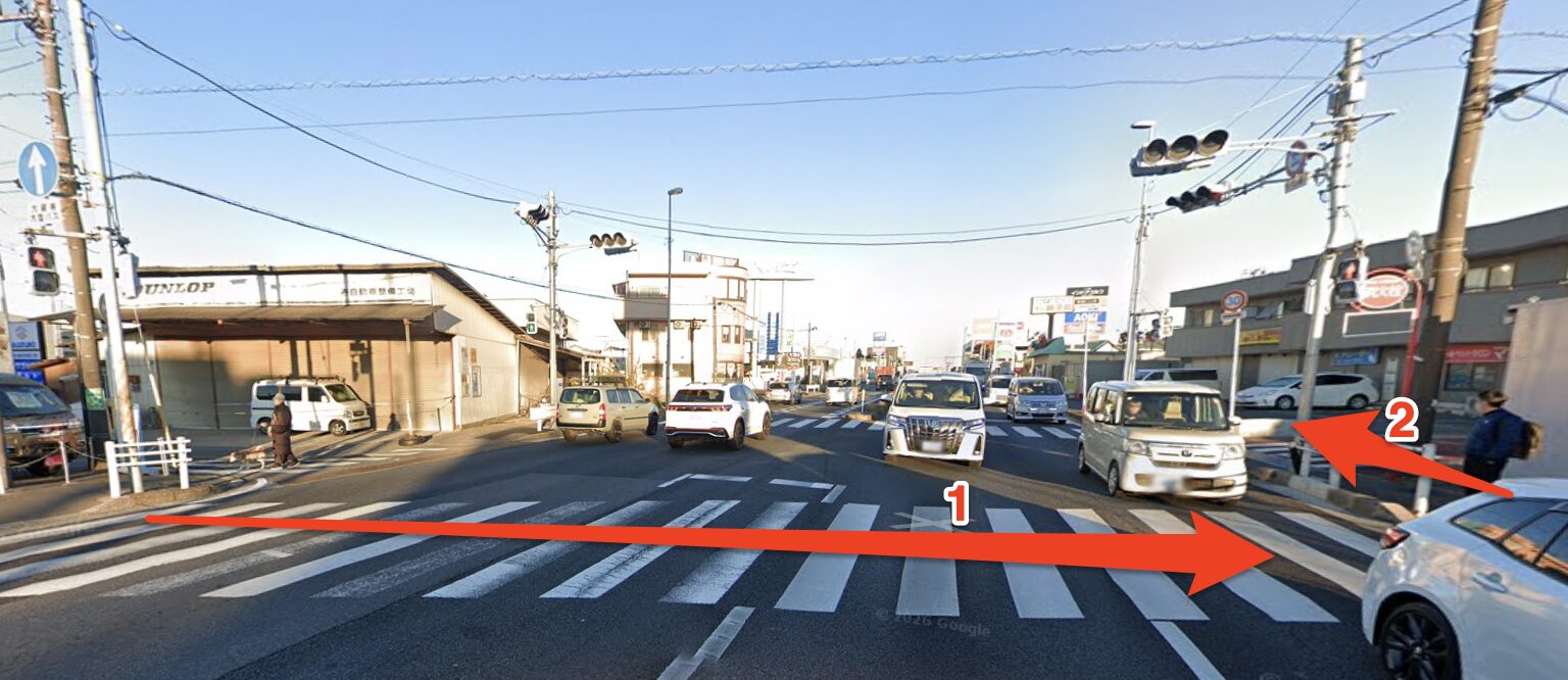 交差点で右の横断歩道を渡り左折