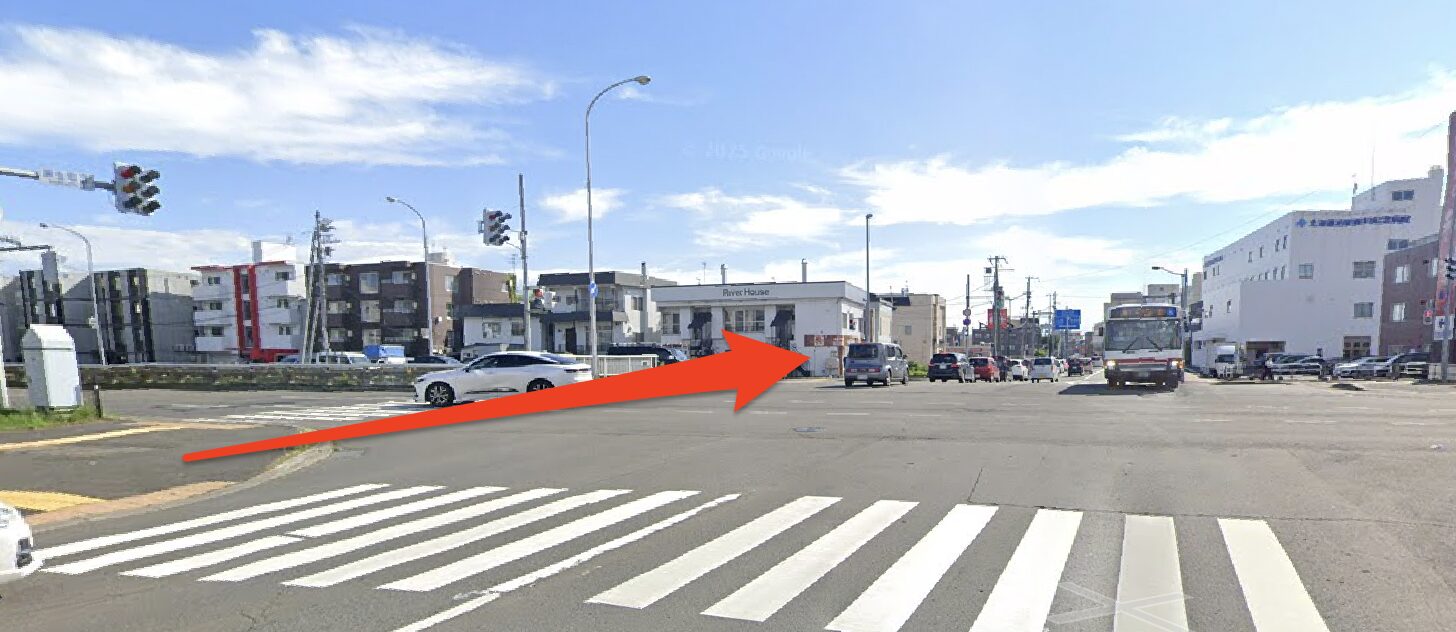 大きい交差点で横断歩道を渡り直進
