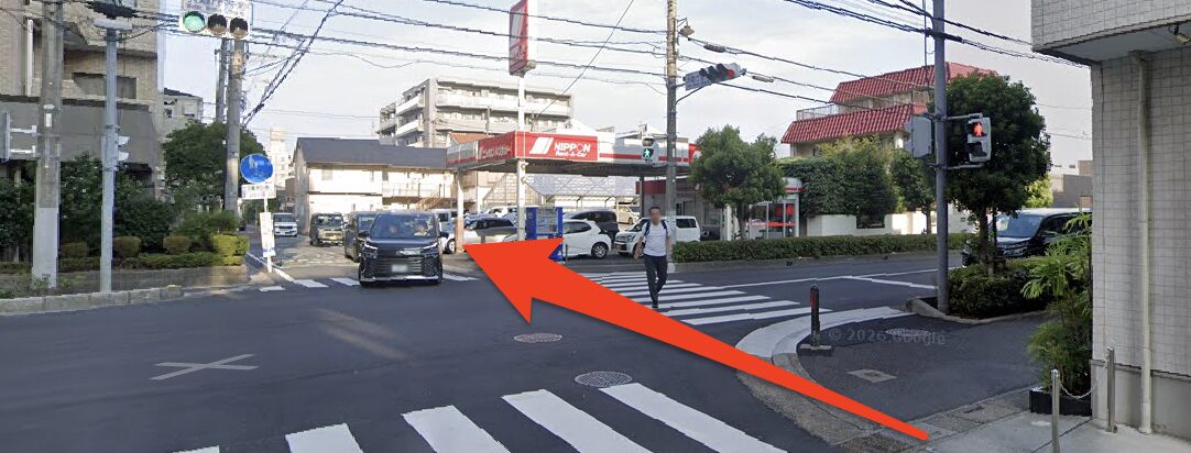 交差点の横断歩道を渡り直進