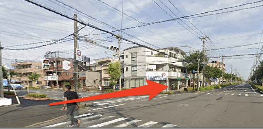 交差点で横断歩道を渡り直進