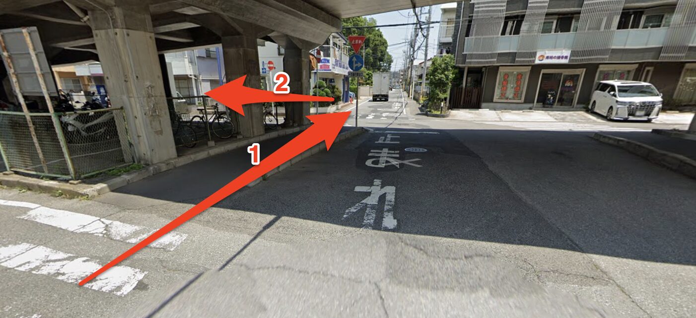 高架下の横断歩道を渡り左折