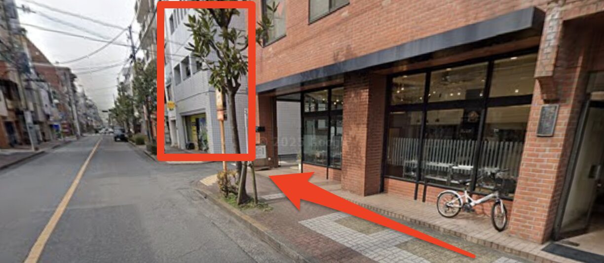 サンクチュアリゴルフ立川店が入った藤原ビルが見えてくる
