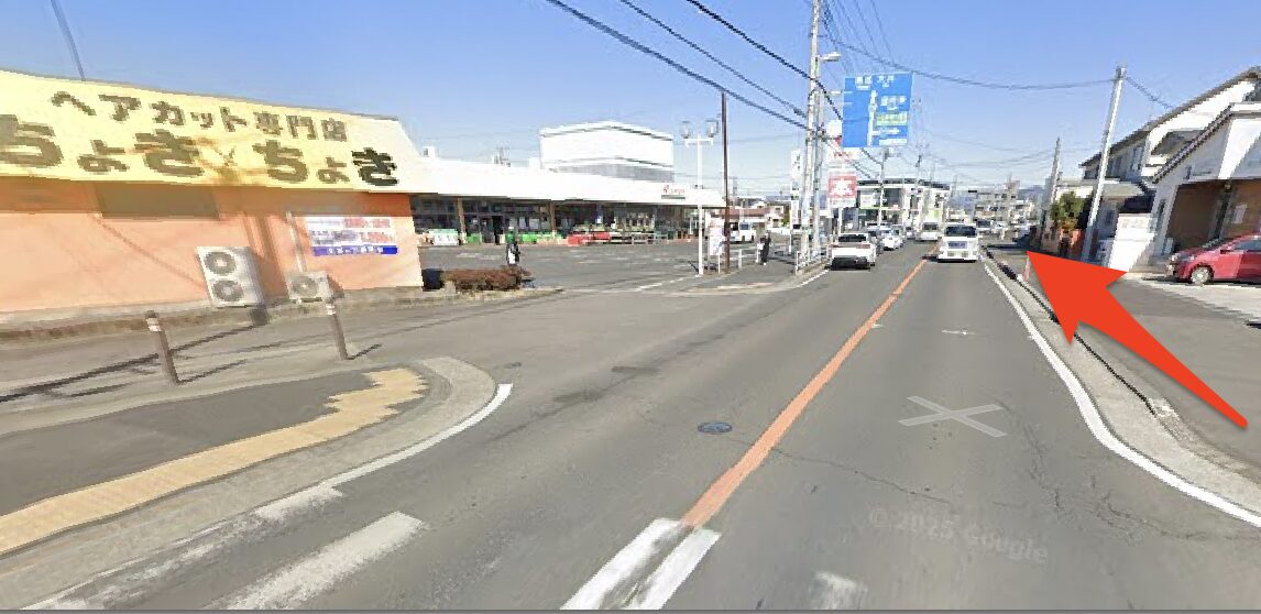 カット専門店ちょきちょきを左に見て直進