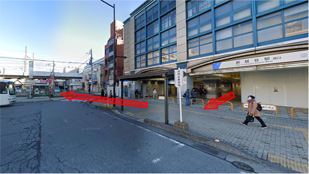 新越谷駅西口を出て駅前ロータリー方面へ進む