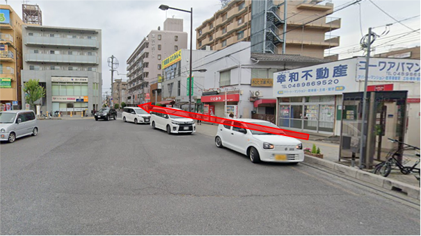 不動産店などが並ぶ通りを道なりに進む
