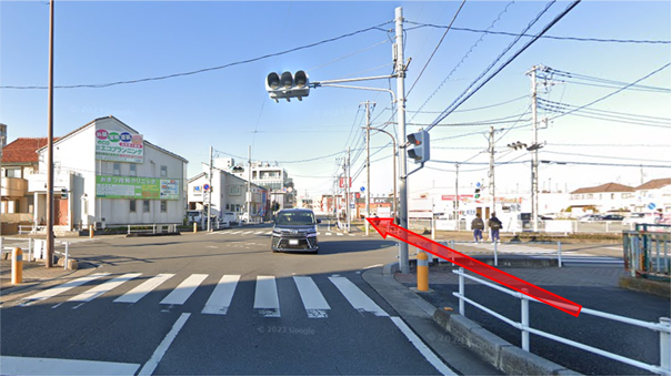 交差点の横断歩道を渡って直進する