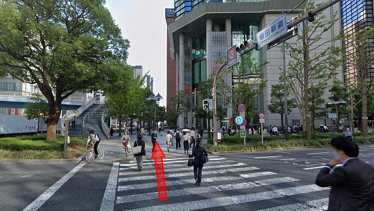 チキンゴルフ梅田店へのアクセス｜梅田新道交差点方面へ直進する